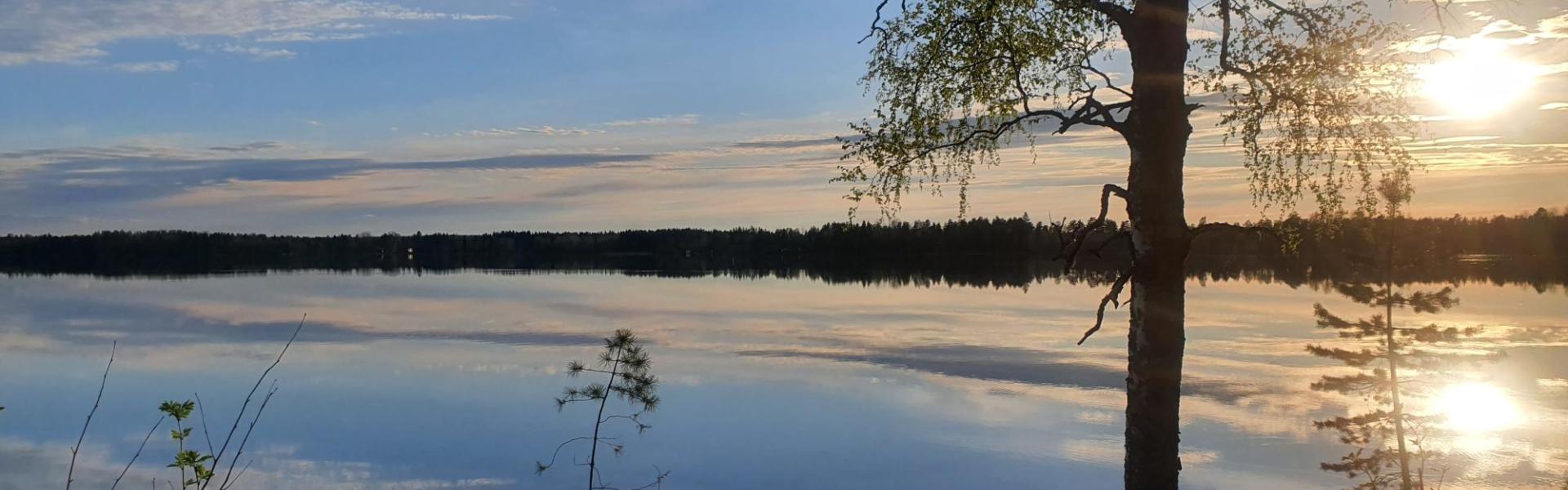 järven ranta, auringonlasku