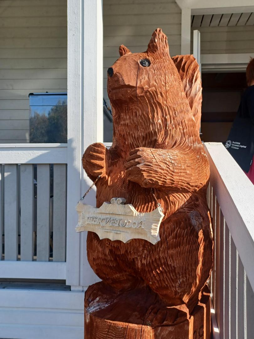 kuvassa on puinen orava patsas