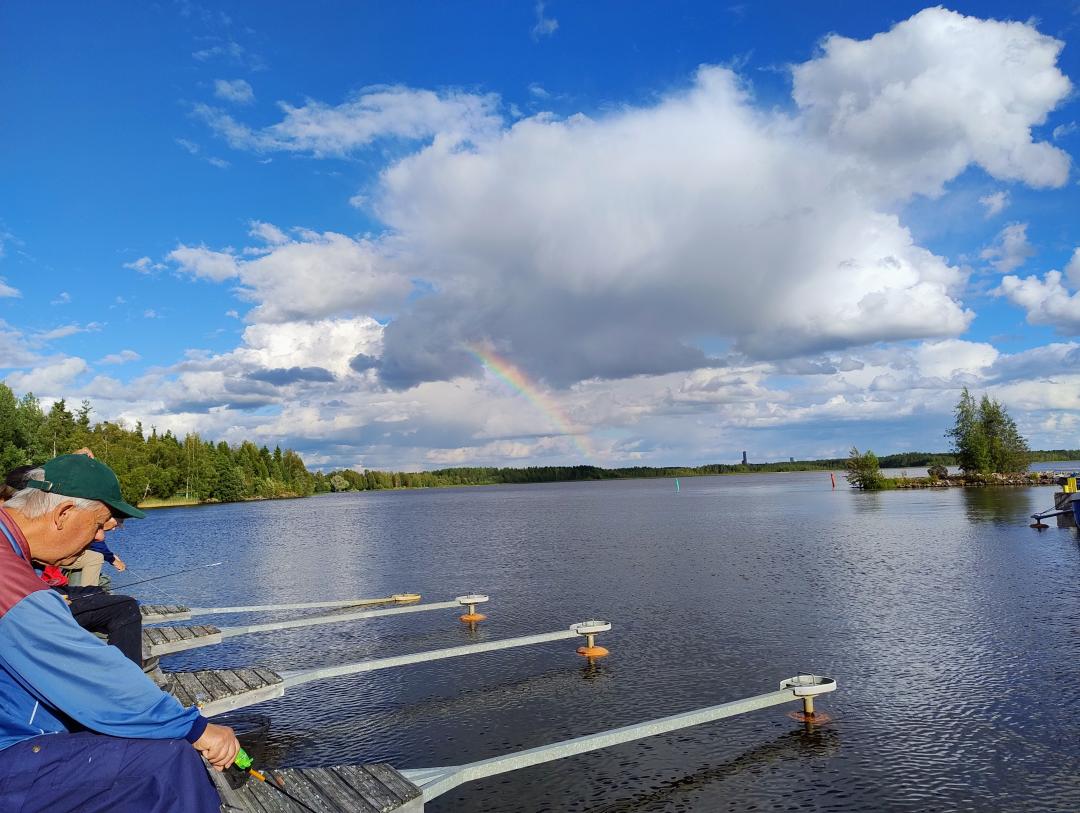 kuvassa on henkilö laiturilla pilkkimässä.