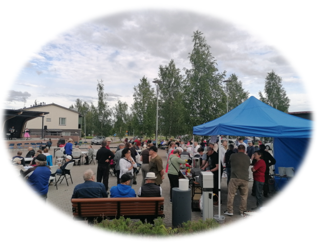 kuvassa on ihmisiä iltatorilla