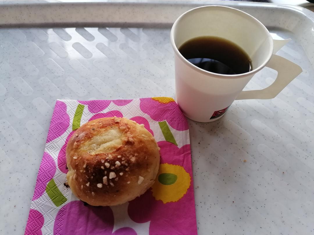 kuvassa kahvikuppi ja pikkupulla.